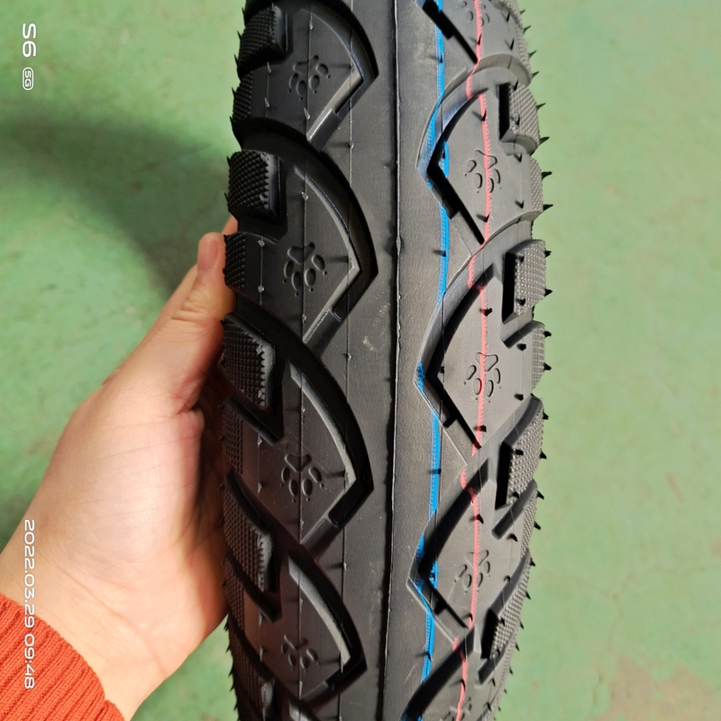 Pneus sans tube de motocycle 3.50-10 avec couleur noire et caoutchouc naturel