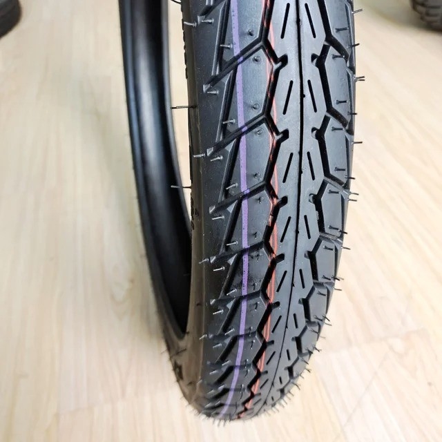 Encastrement de pneus de chargement du port de Qingdao pour pneus de motocyclettes IRC 60/100-17 70/100-17 inclus