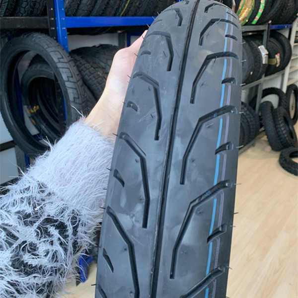 Capacité de production 5000 pièces par jour de pneus de moto 90/90-17 à Lowest