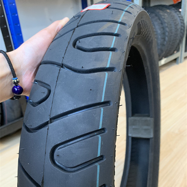 110/80-17 Interdiction des pneus de moto avec une durée de vie de 20000 KM et une construction durable