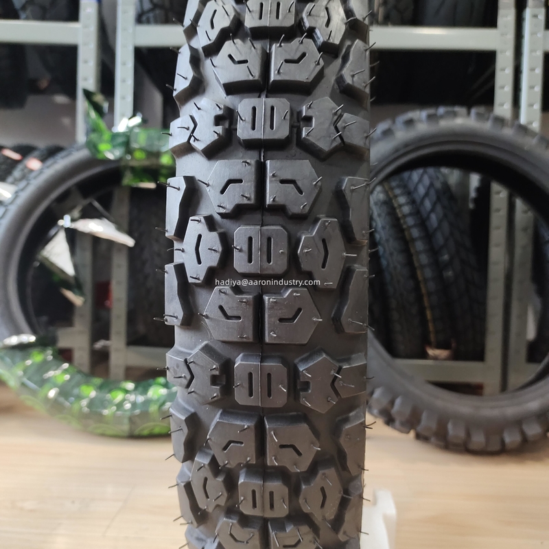 Chargement du port de Qingdao Roues de motocyclettes Pneus 90/90-18 avec boîtier de pneus à longue durée de vie
