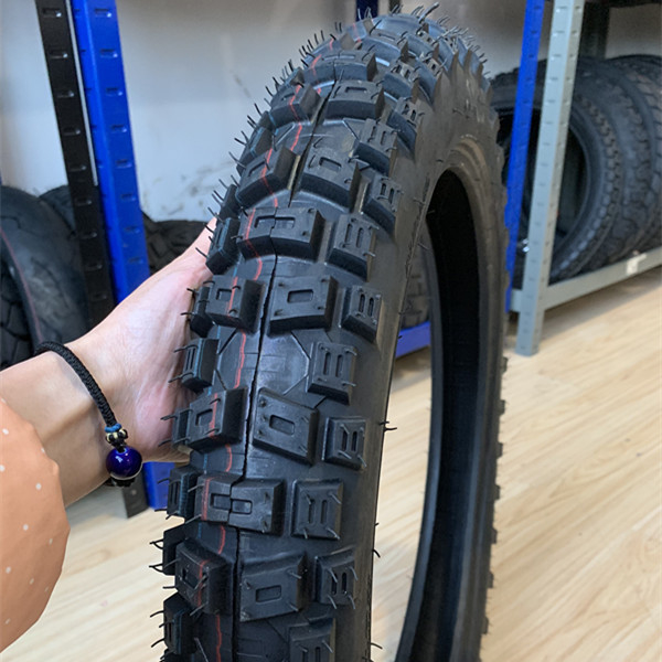 5000 pièces par jour de pneus de moto Maxxis pour Bajaj Boxer 300-17 Contenu en caoutchouc de 35% à 55%