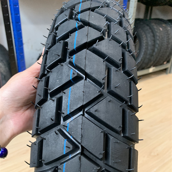 Taille de pneu 120/80-18 pneus de moto à haute résistance à la traction pour les clients de la Bolivie