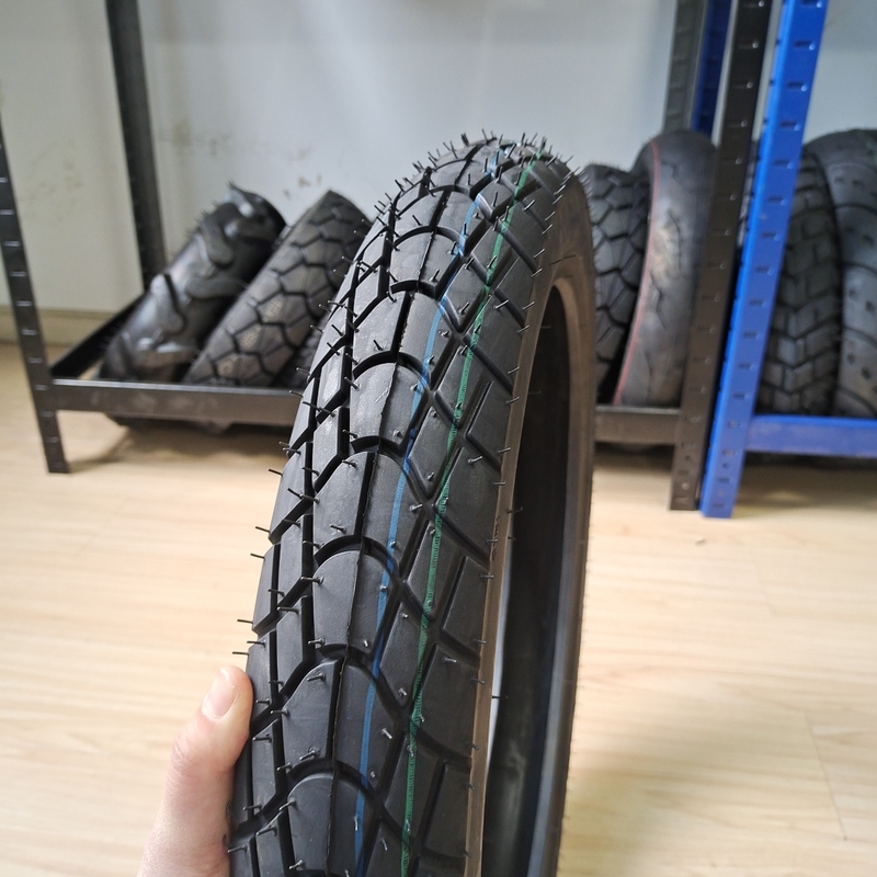 90/80-16 Pneus noirs en boîtier Pneus de moto parfait pour vos besoins commerciaux