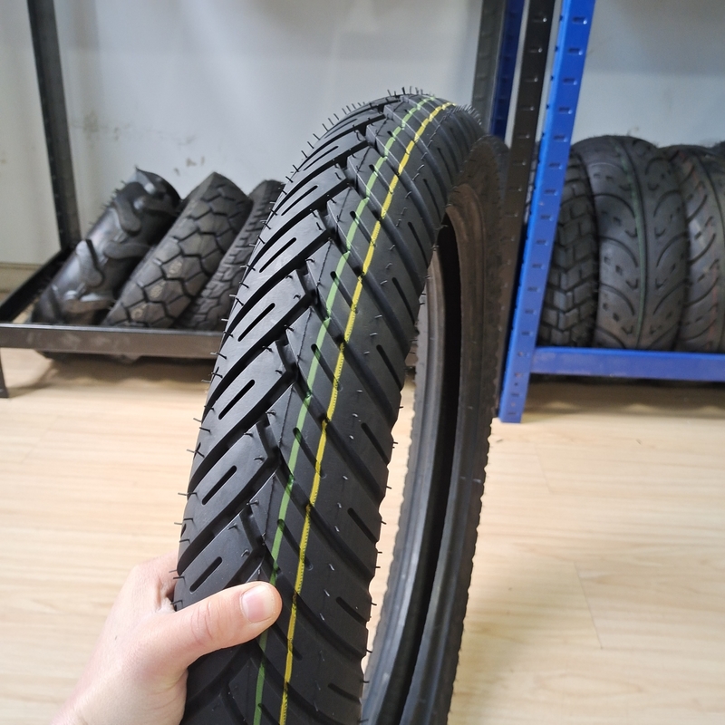 Contenu en caoutchouc de 35% à 55% 90/90-18 Pneus de moto pour la nature Matériau de base en caoutchouc, acier, nylon