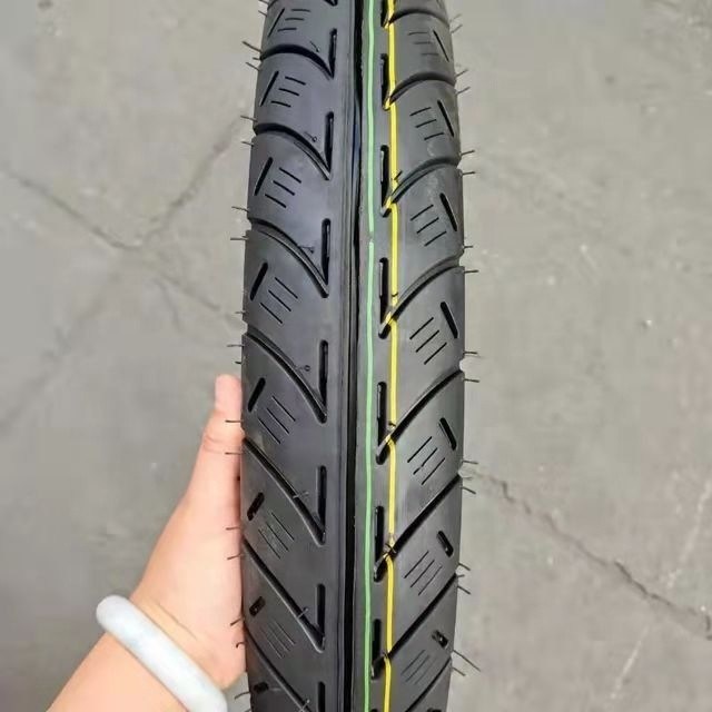 Le port de Qingdao propose des pneus de moto pour 90/90-18 110/90-16 90.90.18 Pneus