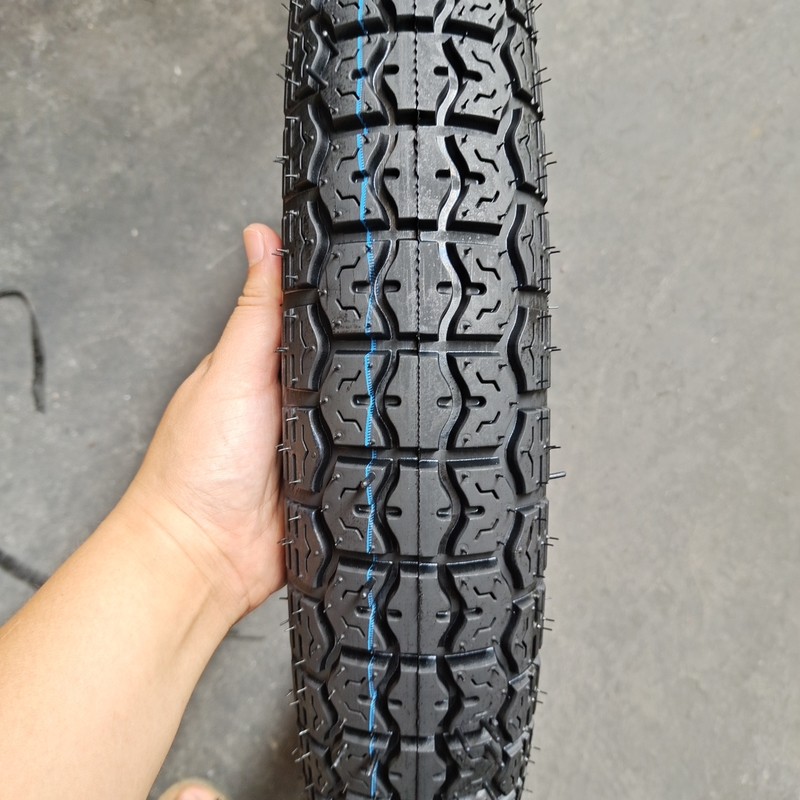 Capacité de production 5000 pièces par jour Pneus de motocyclette Pneus 90/90-18 Enveloppe de pneu sans tube