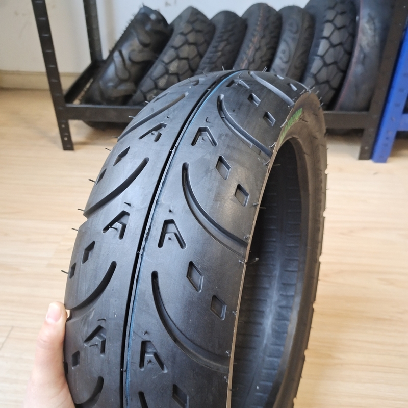 Pneus pour motocyclettes Pneus pour scooters 130/60-13 sans tube de classe A avec 35% à 55% de caoutchouc