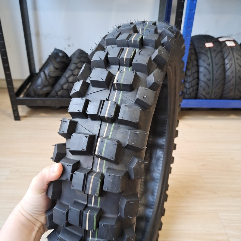 Pneus de moto 110/90-18 8PR pour le marché vénézuélien Contenu en caoutchouc noir 35%-55% Durable