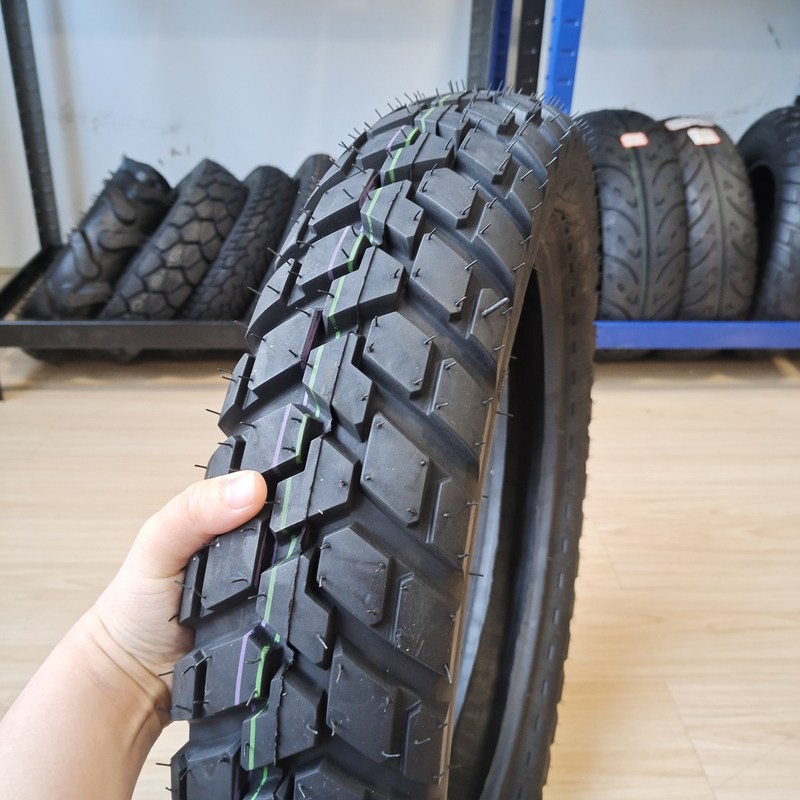 Port de Qingdao 110 90 17 Pneus de moto avec une teneur en caoutchouc comprise entre 35% et 55%