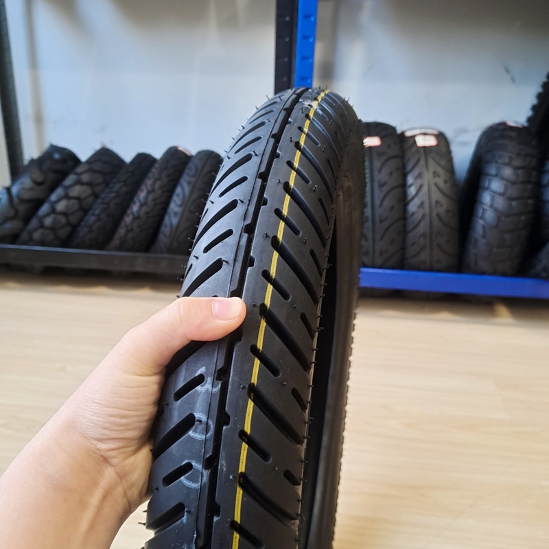 3.00-17 Pneus naturels en caoutchouc pour motocyclettes modèle populaire pour les performances à grande vitesse