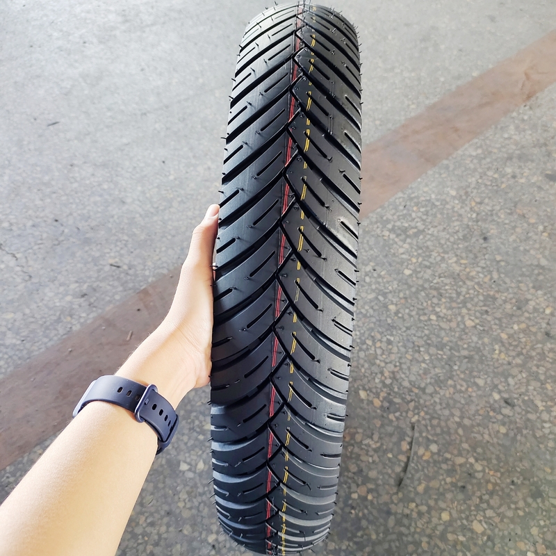 110/90-17 Pneus de moto avec résistance à la traction 10.5 et boîtier de pneu durable