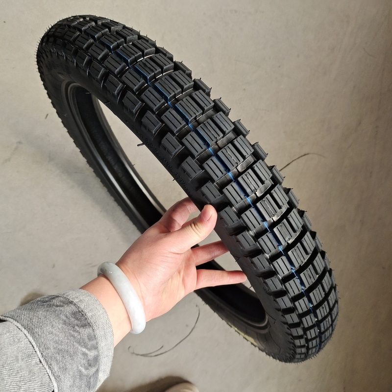 Pneus de moto naturel en caoutchouc 3.00-18 avec de grandes performances et OEM acceptable