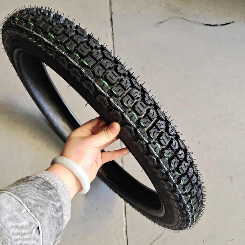Pneus en caoutchouc de moto 2.75-21 avec boîtier de pneus et port de chargement de Qingdao