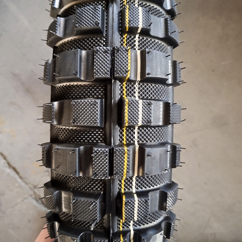 Obtenez les meilleures performances avec des pneus de moto 150/70/17 et un boîtier de pneus durable