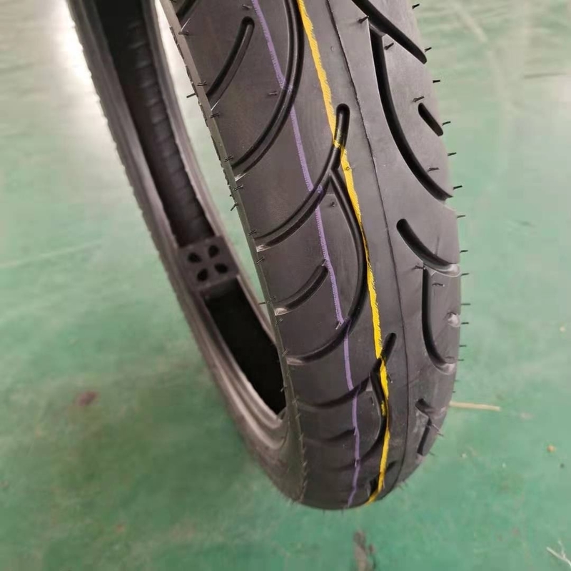 Durabilité élevée 90/90-18 Pneus de moto populaires avec 5000 pièces par jour