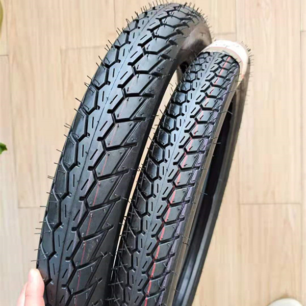 Pneus de moto 17 pouces Moto avec conception profonde Capacité de production 5000 pièces par jour