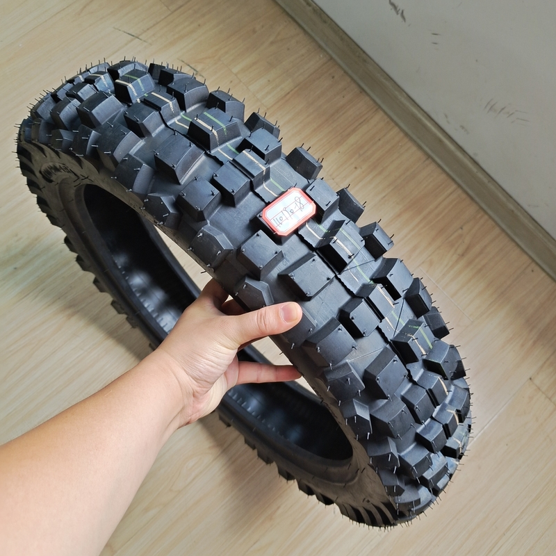 OEM 4.10-18 110/100-18 Roues de pneus de moto avec 35% de caoutchouc