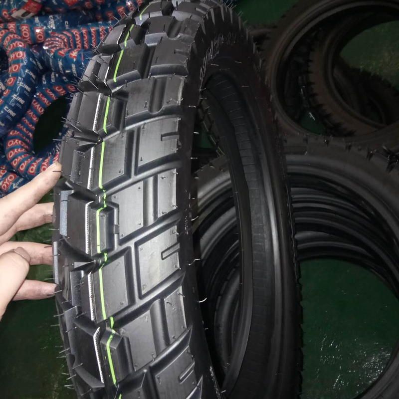 Chargement au port de Qingdao de pneus de moto 110/90-18 avec nylon en caoutchouc naturel