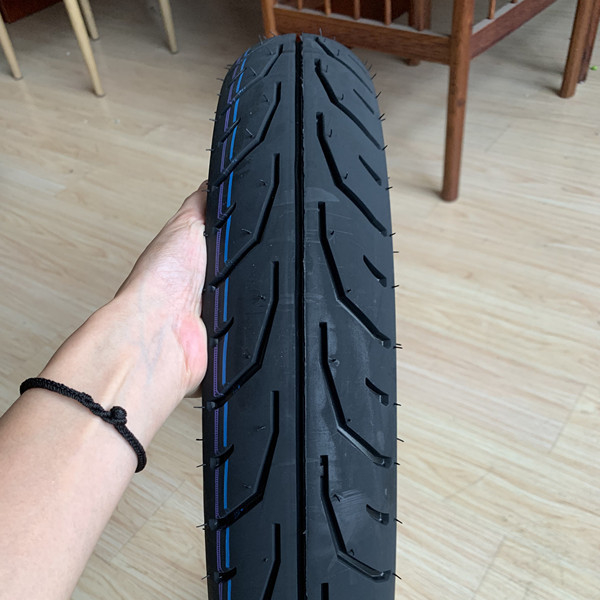 Pneus de moto 90/90/17 avec une durée de vie de 20000 KM et 5000 pièces par jour Capacité