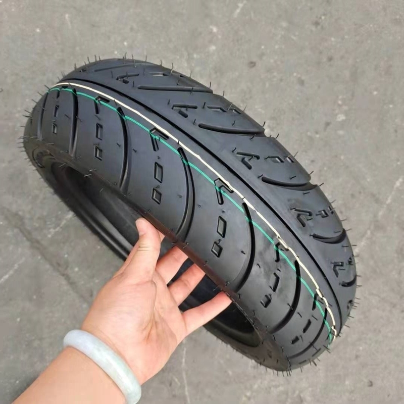 5000 pièces par jour Capacité de production Casse de pneu pour pneus sans tube de moto 120/70 12