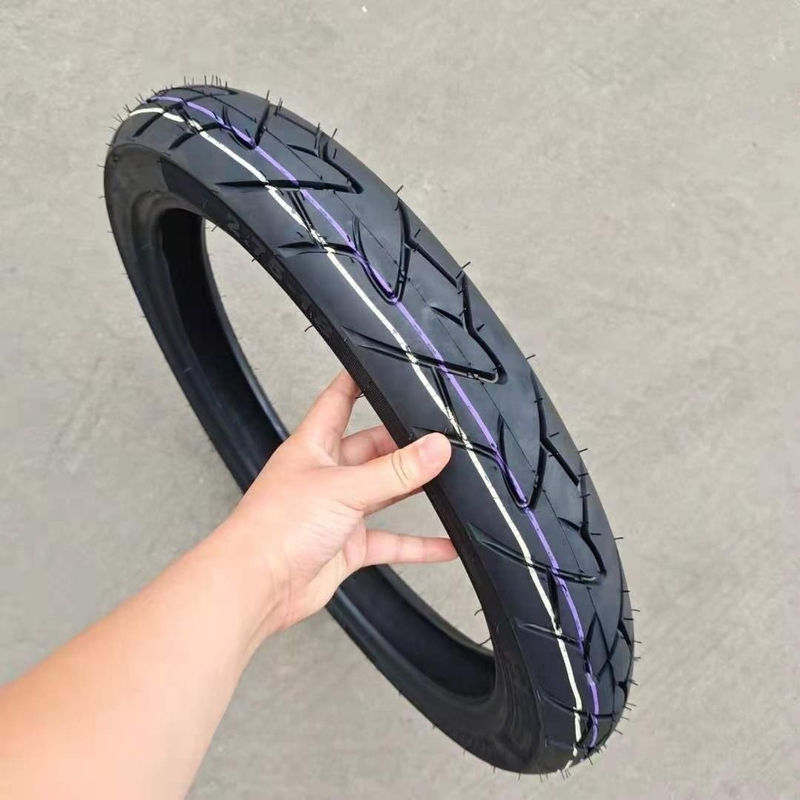 2.75-18 Pneus pour moto avec un taux de caoutchouc naturel élevé et livraison au port de Qingdao