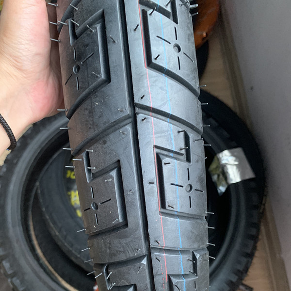 Pneus de moto de super caoutchouc 90/90/18 avec une capacité de production de 5000 pièces par jour