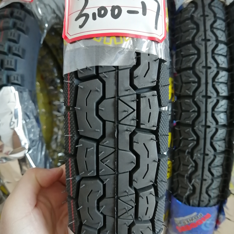 Résistance à la traction 10,5 pneus de moto de super caoutchouc 300-17 pour le chargement dans le port de Qingdao