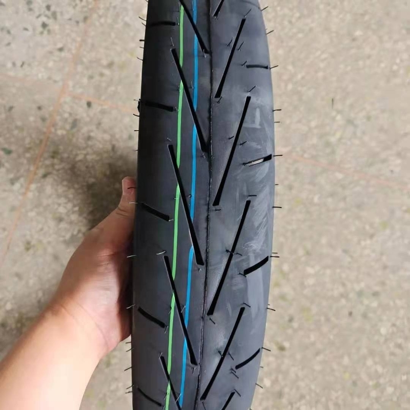 Pneus de moto rouges en caoutchouc noir pour moto Port de Qingdao Livraison dans les 25 jours