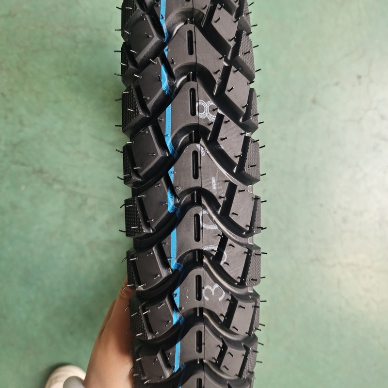Résistance à la traction élevée 3.00-18 Pneus et tubes de moto de course