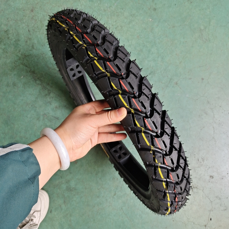 Pneus de moto 2.75-17 sans tube de classe A 5000 pièces par jour Production avec conception profonde