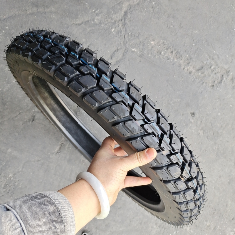 Contenu en caoutchouc 35%-55% 300*18 pneus de motocyclettes pour motocyclettes au port de Qingdao