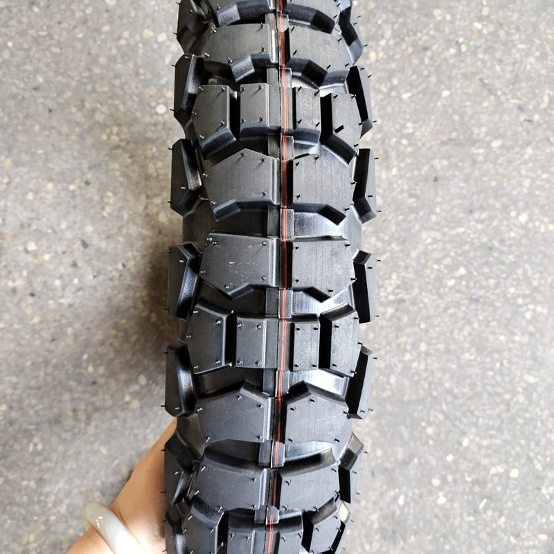 Pneus de motocyclette 120/90-18 fabriqués au port de Qingdao Pneus pour la stabilité en ligne droite