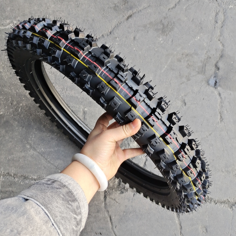 13000PCS Charge QTY/40'HQ Pneus de moto 80/100-19 avec une teneur en caoutchouc de 35% à 45%