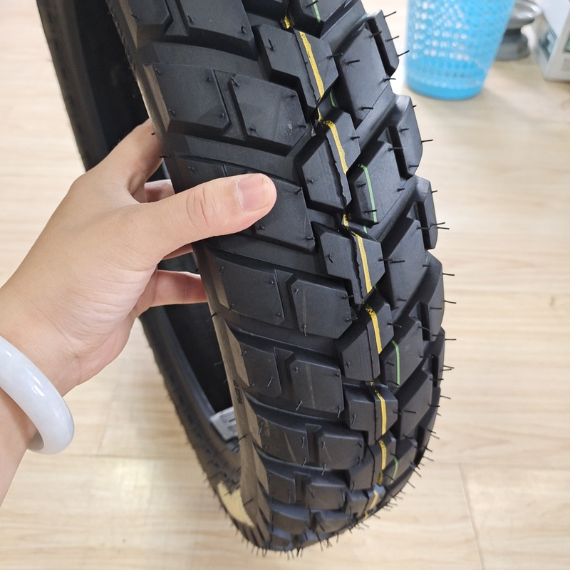 Pneus de moto 3.00-18 35%-55% teneur en caoutchouc Délai de livraison dans les 25 jours