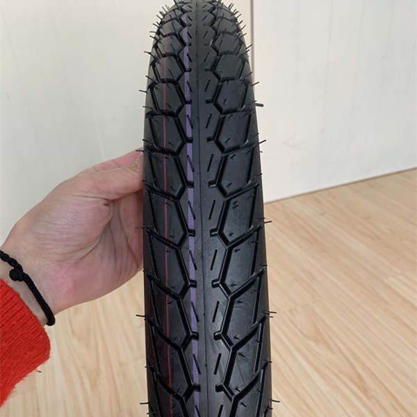 Capacité de production 10000 pièces par jour pour les pneus en caoutchouc pour motos 70/100-17