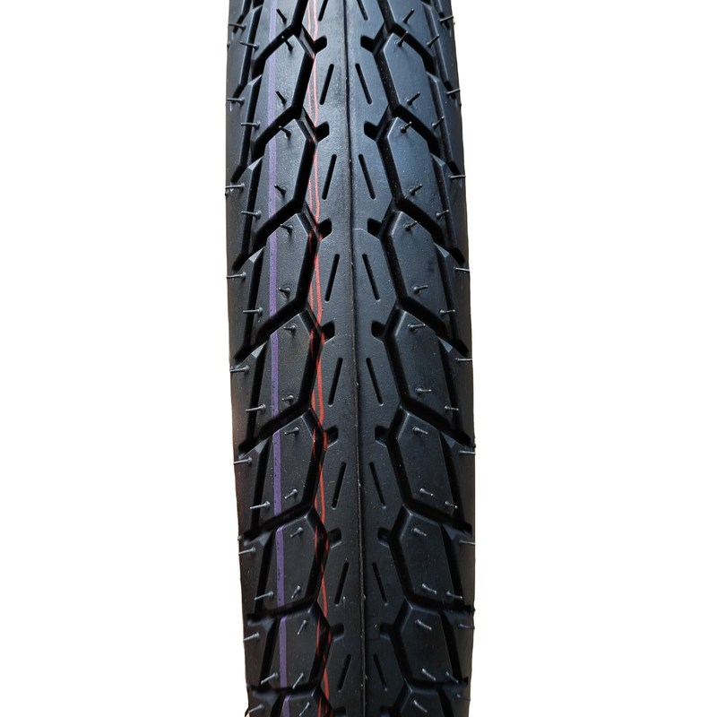 Capacité de production 5000 pièces par jour Pneus de moto 70/100-17 sans tube pour scooter