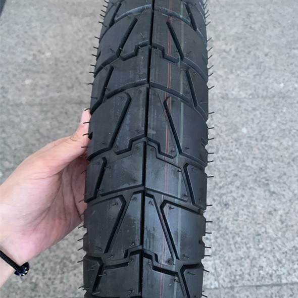 20000 KM Durée de vie 90/90-18 Pneus de moto avec une capacité de production quotidienne de 5000 pièces