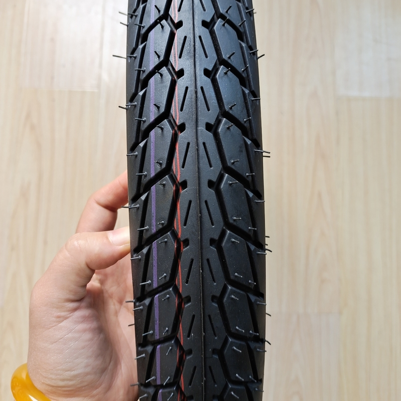Développement approfondi de pneus de moto 60/100-17 pour et 5000 pièces par jour Capacité de production