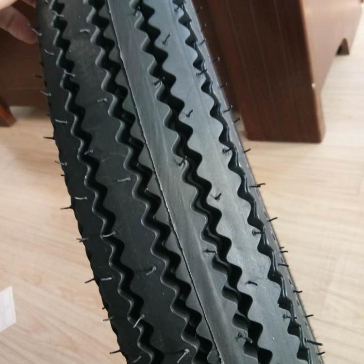 Design de motifs profonds de pneus de motocyclettes à tube intérieur 4.50-18 4.00-19 pour une installation facile