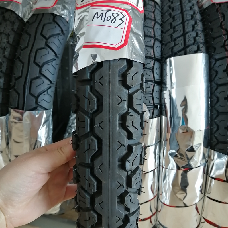 Marché africain Pneus de motocyclettes sans tube et de type tube avec boîtier
