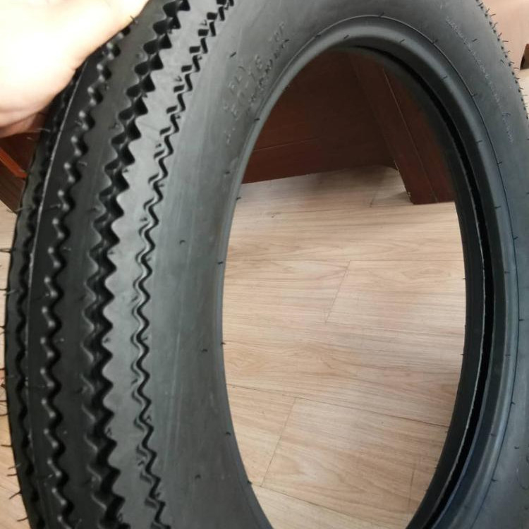 Il a fabriqué des pneus de moto Harley avec le modèle de Fuckstone.