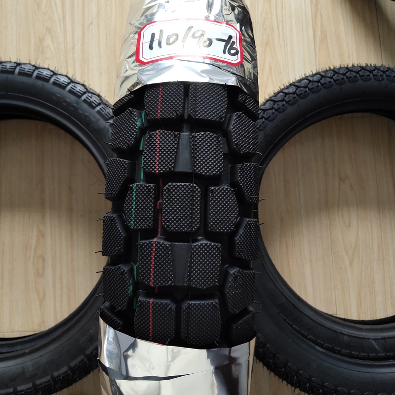 Chargement du port de Qingdao 110/90-16 Pneus de moto avec résistance à la traction 10,5 Performance