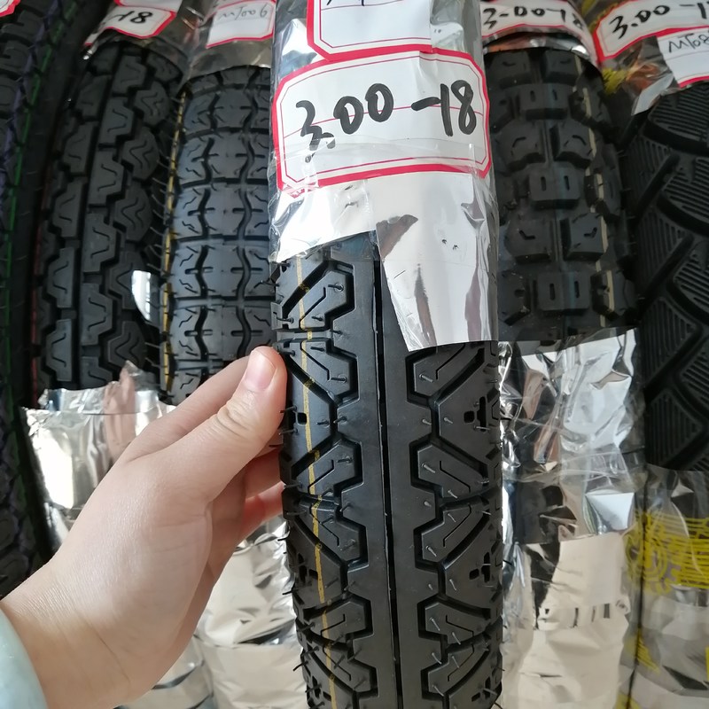 Contenu en caoutchouc de 35% à 55% 300-18 Tubes de pneus de moto pour une livraison durable dans les 25 jours