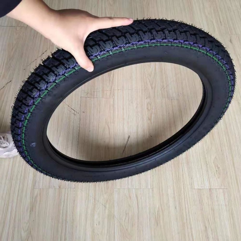 Pneus de moto de performance 300 18 avec conception approfondie Capacité de production de 5000 pièces par jour