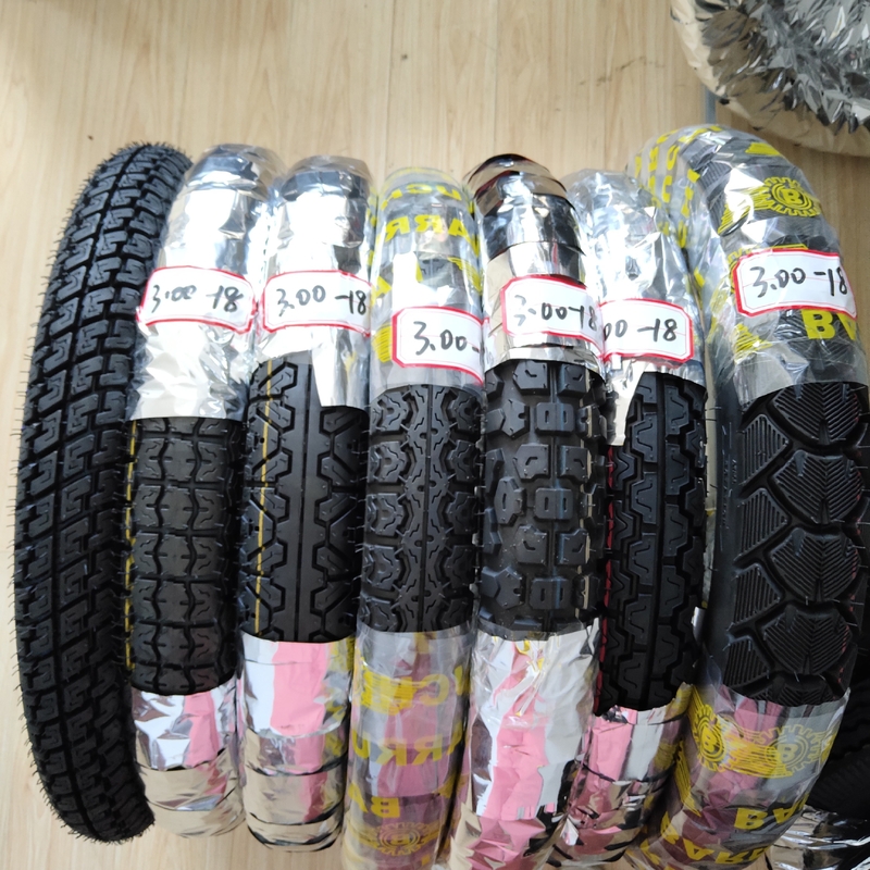 Obtenez les meilleures performances avec 300-18 pneus de moto et résistance à la traction 10.5